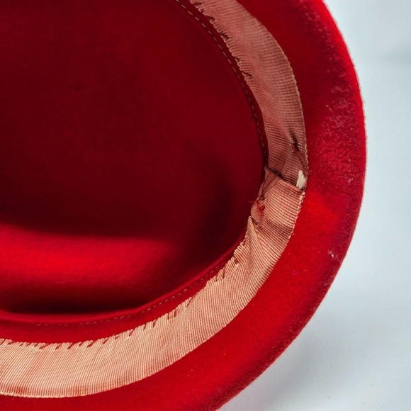 Vibrant Red Feathered Beret with Embellished Buckle - Picture 6 of 7